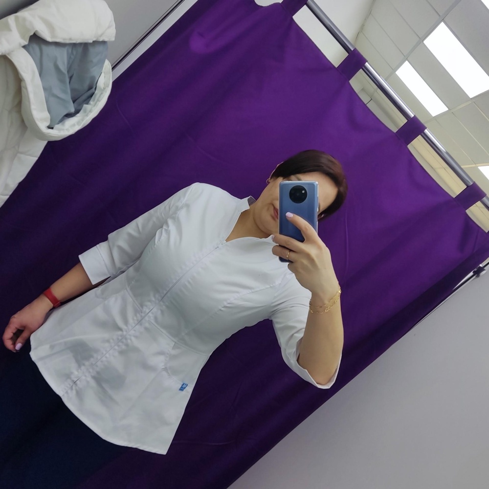 Отличная рубашка, в размер( на большую грудь пойдёт).ткань плотная. Выточки на месте. В живую смотрится лучше.