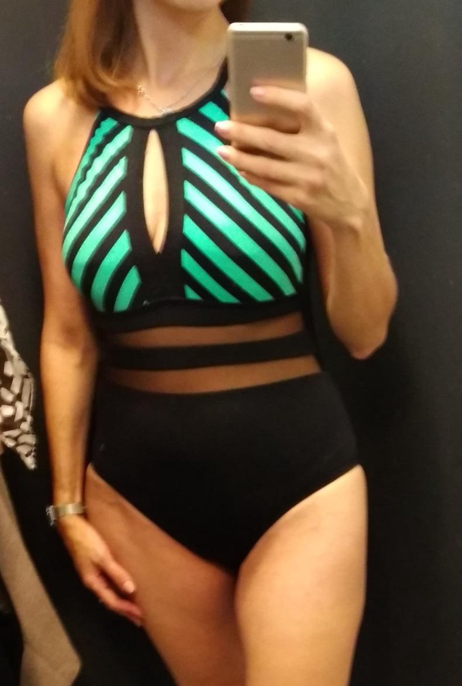 На фото размер 44 , без L, т.е. российский 48. Велик только в груди, но чашечки скрывают это.  Брала  по обхвату бедер. Немного тянет шею, видимо на ростовку меньше моей. А в целом я довольна, оставила. Мои параметры 90/74/102, рост 169. Замочила в теплой воде на час, не линяет. Двойной слой ткани, это плюс.