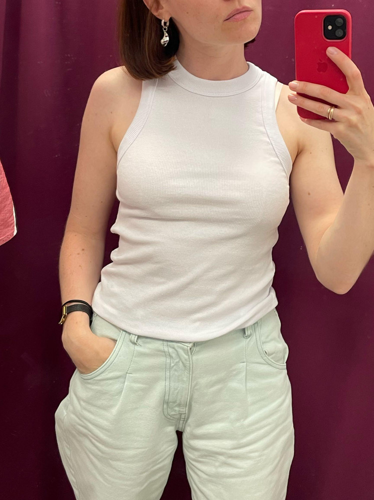 Отличная майка. Взяла черную и белую. Смотрятся стильно, модно. На s размер села прекрасно. Хочу взять еще для дома. Очень нравится)