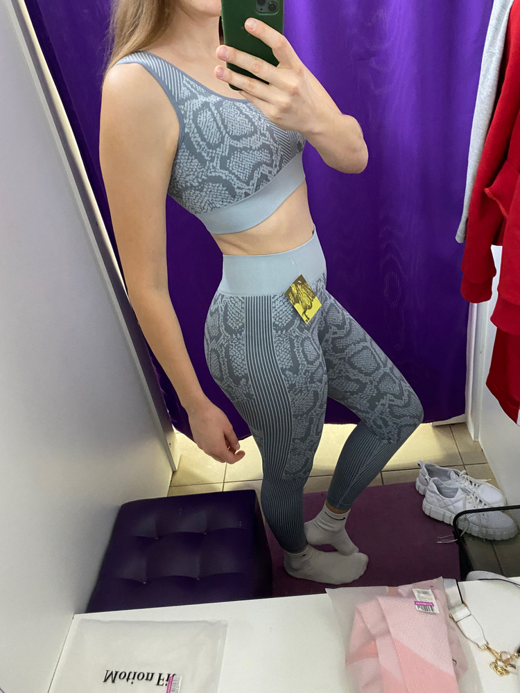 Цвет, качество ткани хорошее (ещё не стирала). Тянется и все таки компрессионное. НЕ ПРОСВЕЧИВАЕТ ТРУСЫ. На рост 180 см чуток коротковаты, но я уже просто смирилась. Отлично маскирует целлюлит за счёт рисунка. Удачная модель тем более за такие деньги 2к. Единственный момент на узкой талии как у меня немного свободно, как бы на растянулось со временем. Есть один минус - это наглухо конченные вставки в бра и без того маленькие сисечки просто сровнял рельеф. Заменю на другие или просто выкину. На большую грудь скорее всего будет давить. На рост 180см брала L