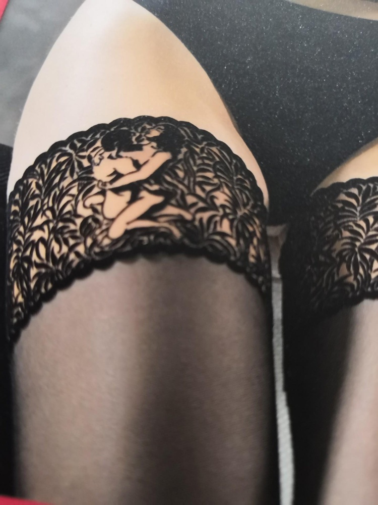 Приходят в упаковке, с пергаментной бумагой внутри, можно брать на подарок. К счастью, никто не примерял до меня. Я ещё не надевала, но есть ощущение, что сами чулки совсем неэластичные. Кружево и рисунок бархатные.