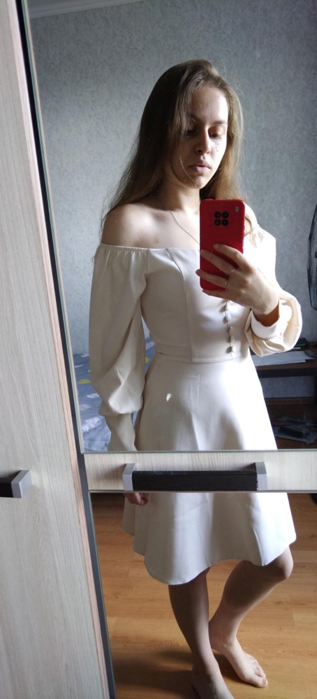 Замечательное платье, пртшло вовремя. Не сильно просвечивает, хорошо сидит. Замечательный вариант на лето.
Изъянов не обнаружено.