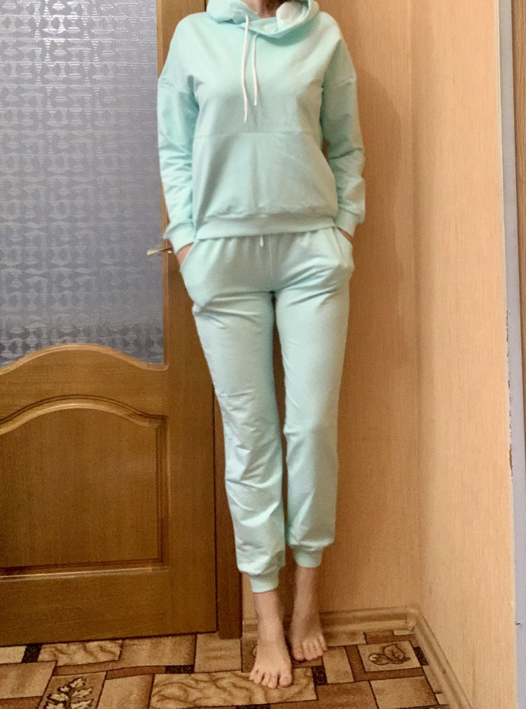 На свой 44-46 размер и рост 176см заказала тот, который остался , XL, на абум в общем, думаю если что, будет свободным 😅 а он оказался как раз в пору, закажи я свой М, был бы мал или прям в облипку и короткий, а этот свободный и по длине нормальный. Ткань приятная, цвет вообще огонь😍🔥 покупкой довольна, рекомендую, но внимательнее с размерами.