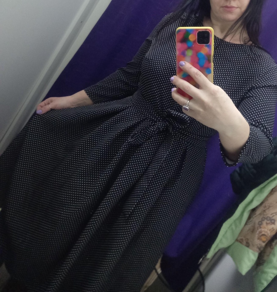 Шикарное платье, но сильно маломерят, покупаю данный товар не один раз, с прошлого аккаунта приобретала такое платье только в клетку. Скажу, что качество хорошее, но не правильно указаны размеры. Я на свой 48 перезаказывала выбрала перестраховаться размер 50, но увы, в руках в плечах было узковато, и пришлось перезаказывать, взяла 52 и выглядит отлично. 52 сел отлично.