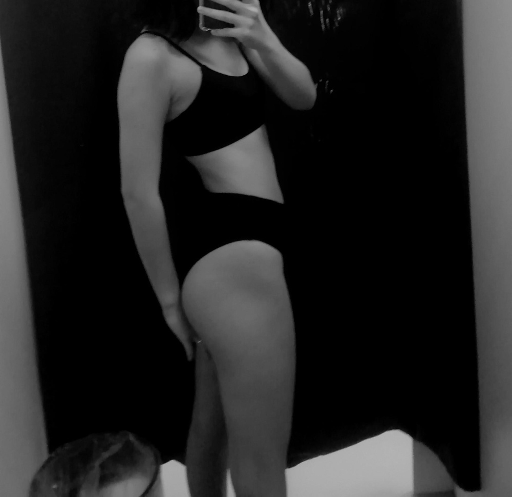 Заказывала купальник в отпуск, почитав комментарии надеялась, что он мне подойдёт, но к сожалению низ сел отлично, а топ маломерит. Я сама по себе очень маленькая и худая, S явно для маленьких девочек, у меня рост 165, обычно заказываю xs или xss
 Материал отличный, нитки не торчат
Пришлось выкупить, дата вылета скоро