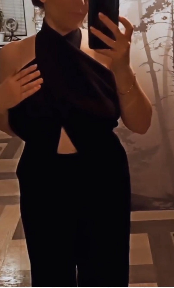 Пришёл быстро.  Решила оставить.Ткань плотная. Сел хорошо. Я ростом 164 обрезать не придётся. Грудь у меня не маленькая(  бюстгалтер 85-90 С) ношу - 48 размер комбенизона подошёл хорошо.
 Единственное, что смутило треугольник на животе открытый буду немного булавкой фиксировать. Так как если нагнуться то треугольник становится больше и будет видно  открытую грудь))