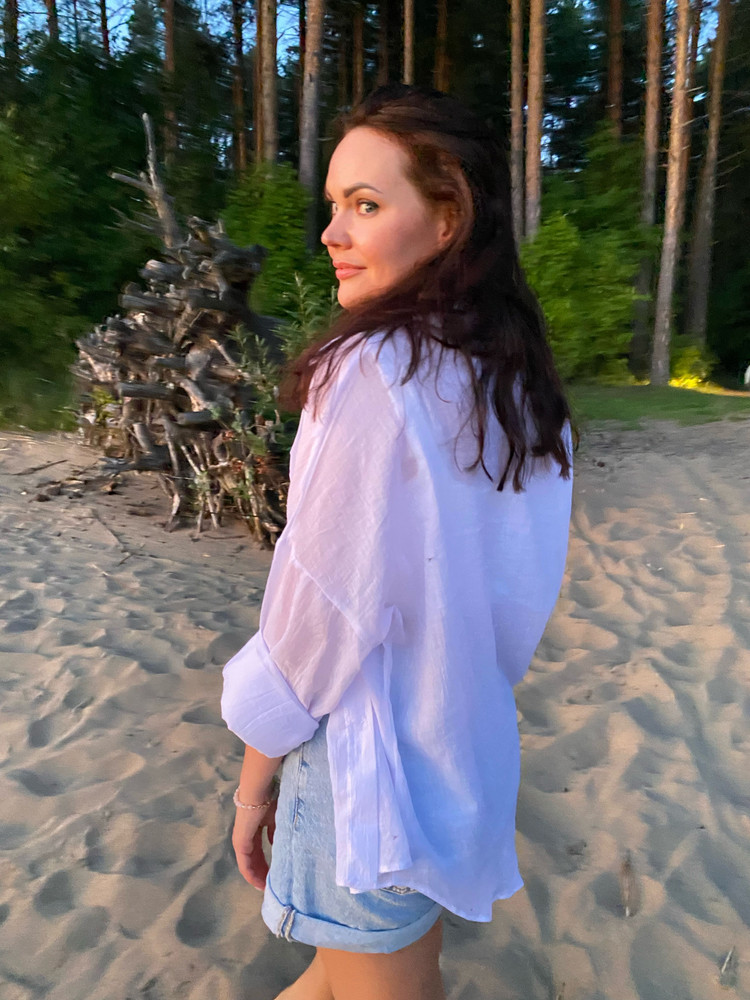 На лето прекрасная рубашка из тонкого, прозрачного материала. Особенно подойдёт в качестве второго слоя (на топ). 