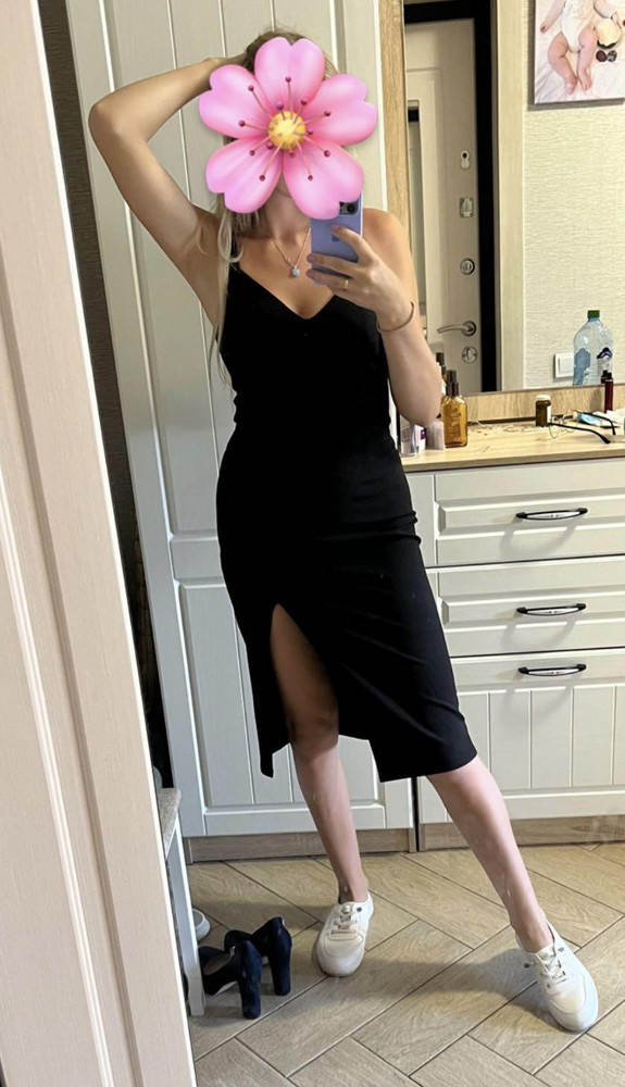 При примерке не обратила внимание, что молния сзади топорщилась. Шла волнами. Отдала в ателье -молнию удалили, просто сшили. Так даже лучше стало. Надевать легко, ткань тянется. Очень нравится платье. Спасибо 🌹