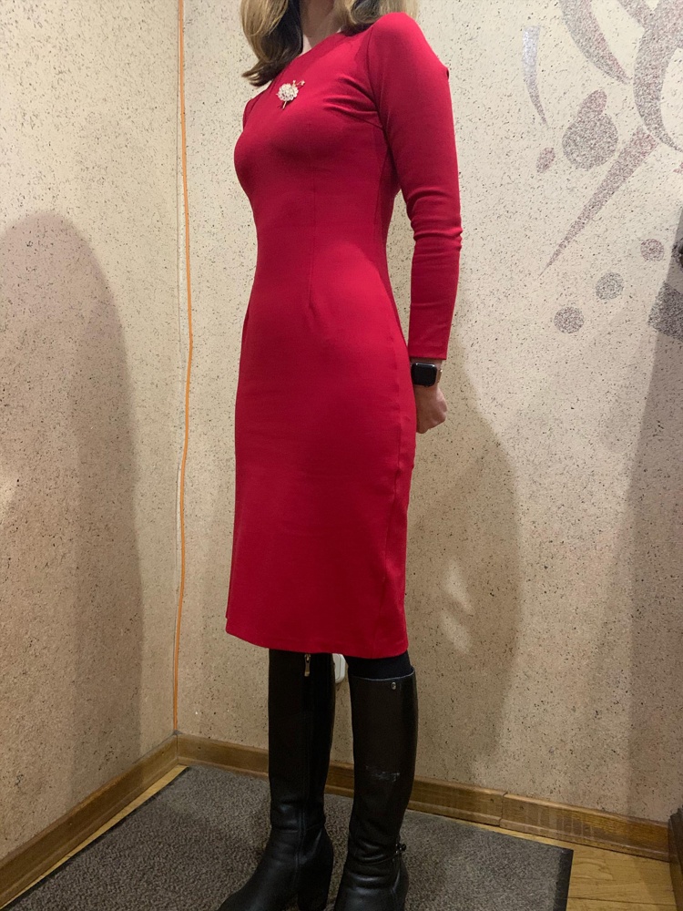 Платье понравилось. Несмотря на отзывы, на рост 168 и 42 размер, взяла именно 42 размер и село замечательно. Единственное- цвет на фото гораздо ярче, чем реальный - тёмно-красный. Но в целом, повторюсь, платье понравилось