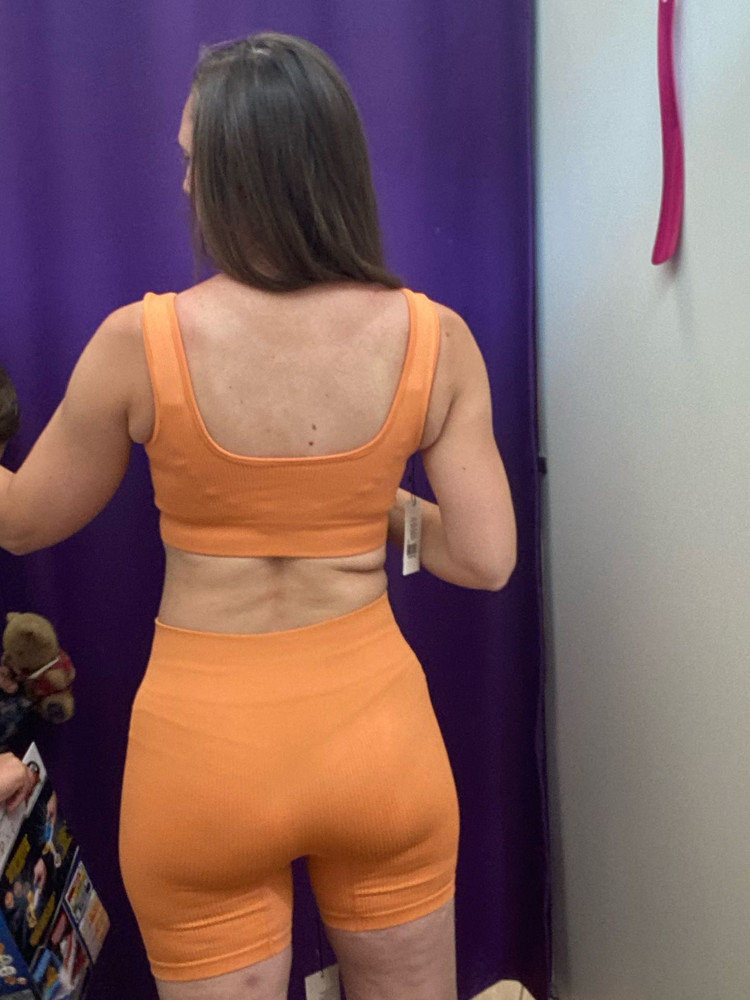 Я: 168 см. Лиф: 65Н (ОГ-92, ОТ-72). Лиф сел плотно, грудь собралась и приплюснулась, но и собрался какой-то жирок по бокам, в районе подмышек фото_2 (в принципе, можно потратить время и поправить все фото_3, но хотелось бы этим не заниматься…). Вкладки хорошо перекрывают сосок и не видны под тканью. Лямки достаточно широкие и длинные, не впиваются в плечи.