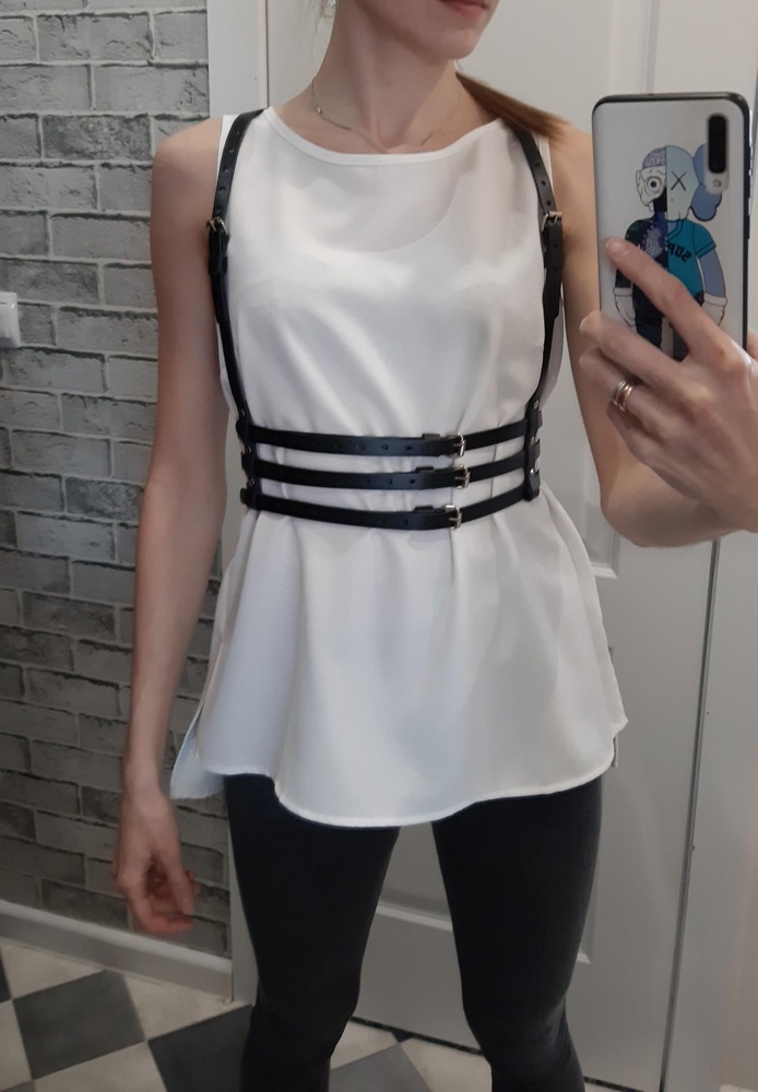 Заказывала белую, пришла черная.... очень  хотелось белую посмотреть, но не судьба. Забрала, качество хорошее, смотрится не вульгарно, ремешки узкие, красиво