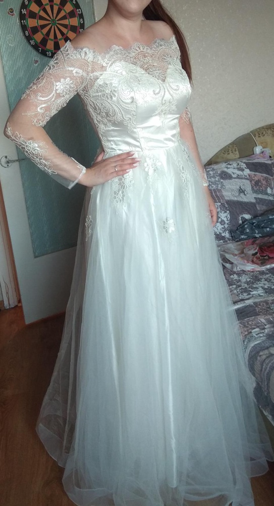 Замечательное платье, соответствует размерной сетке (на фото 48 размер) по бокам и по чашкам корсетные вставки, отлично держит грудь, чашечки подошли на С чашку, но думаю и на D будет хорошо 