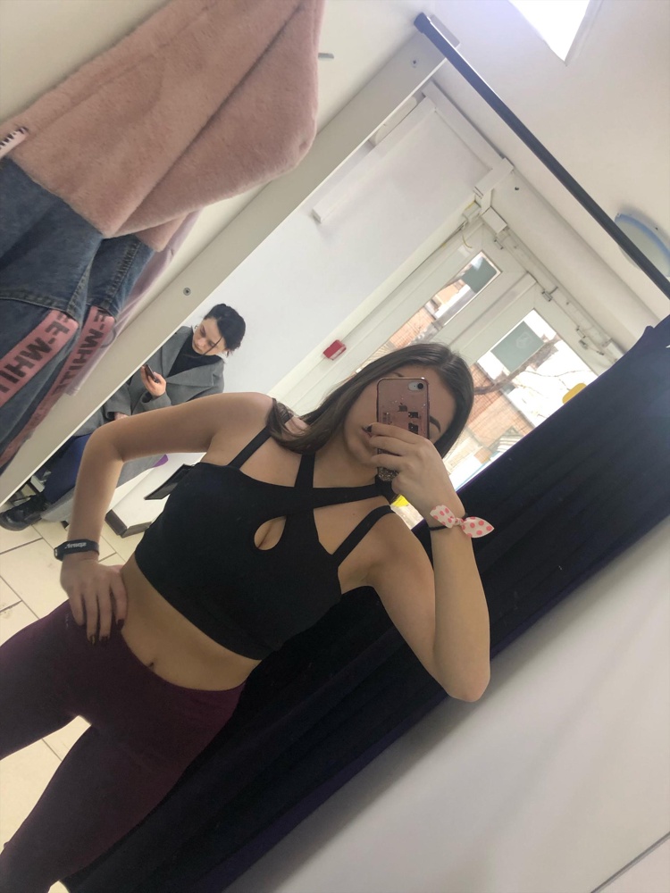 Отличный топ, грудь держит хорошо и на большой груди очень красиво смотрится. Удобный, не сел после стирки (перед стиркой чашечки нужно вытаскивать) Покупкой очень довольна! <3