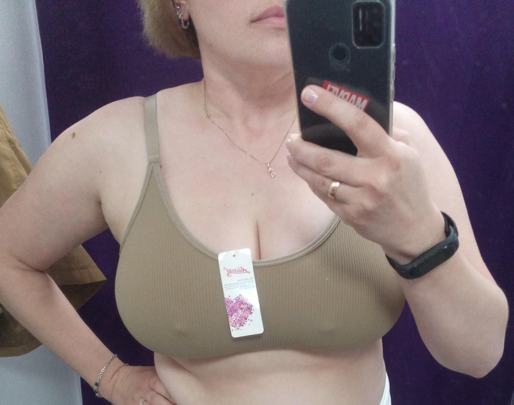 Топ 🔥🔥🔥🔥!!! Размер указан 42-44. Но тянется оч хорошо. И не в натяг. Я хотела именно на брительках которые можно регулировать. Долго искала. Внутри подклад, но когда размер 5й, он не требуется. Качество на высоте. Цвет не маркий. На велосипед вообще 100% удобство и комфорт не давит, не натирает. Мягко. Ухххх. Заказала белый. Спасибо производителю и продавцу!!!  Девочки у кого грудь большая и комплекция не худая, берите. Подойдёт. Вообще не ориентируйтесь на размер.