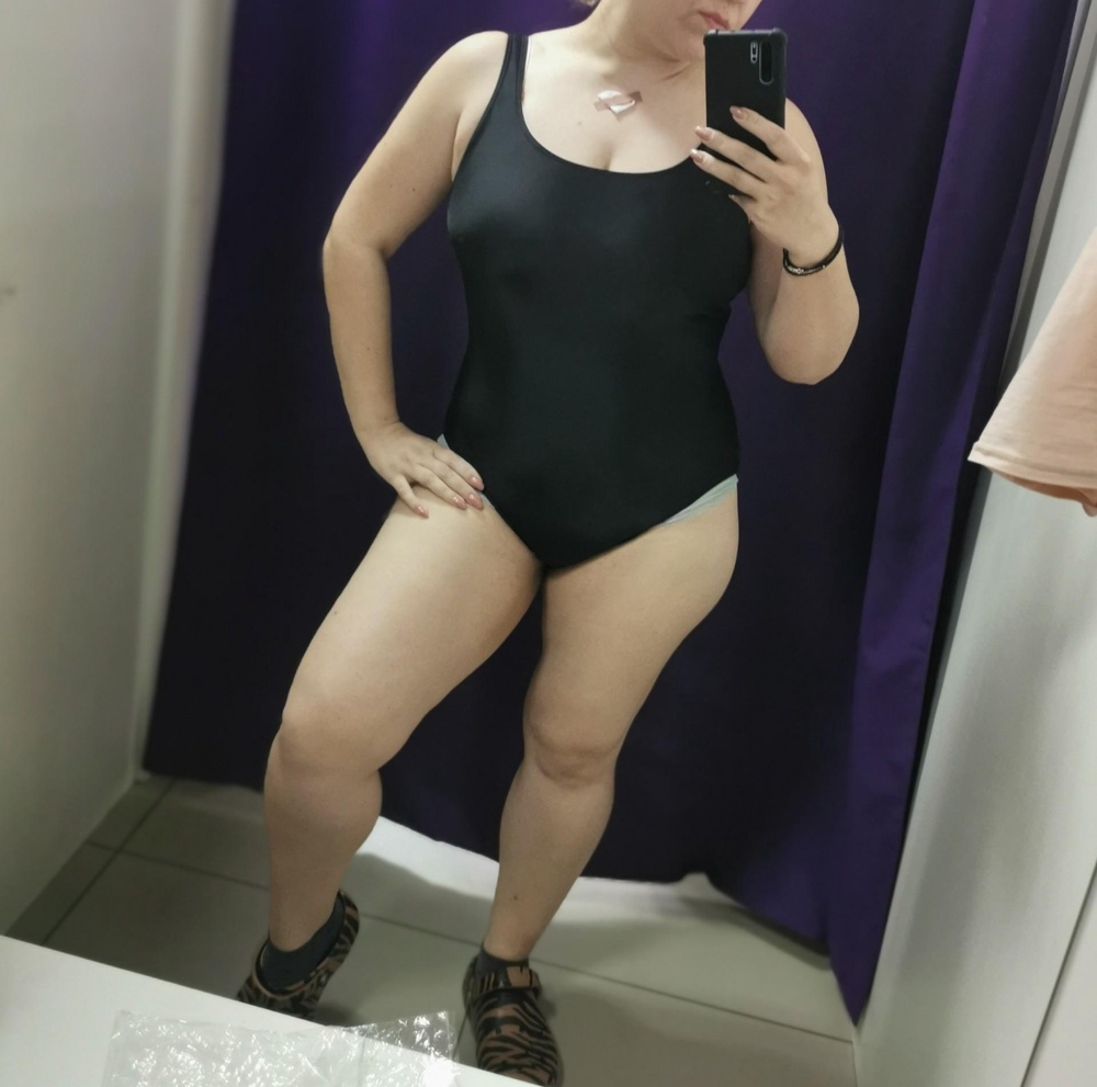 Хороший качественный купальник. По размеру. Нигде не вываливается, защитная пленочка на внутренней стороне есть.