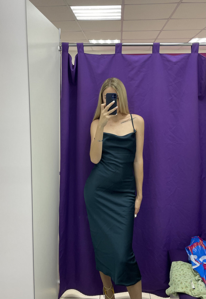 Платье, очень плотное и красивое!! Выбирала на свадьбу. Приятная ткань. Бежевое мне почему-то не село в груди(если смотреть сбоку,был огромный сбор) Выбирать пришлось очень долго. Т.к по цвету нравились все!)) остановилась в итоге на индиго.