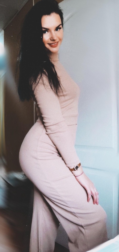 Хороший костюм, мелкий рубчик.
На параметры 85-70-98, рост 168 размер 46 подошел идеально.