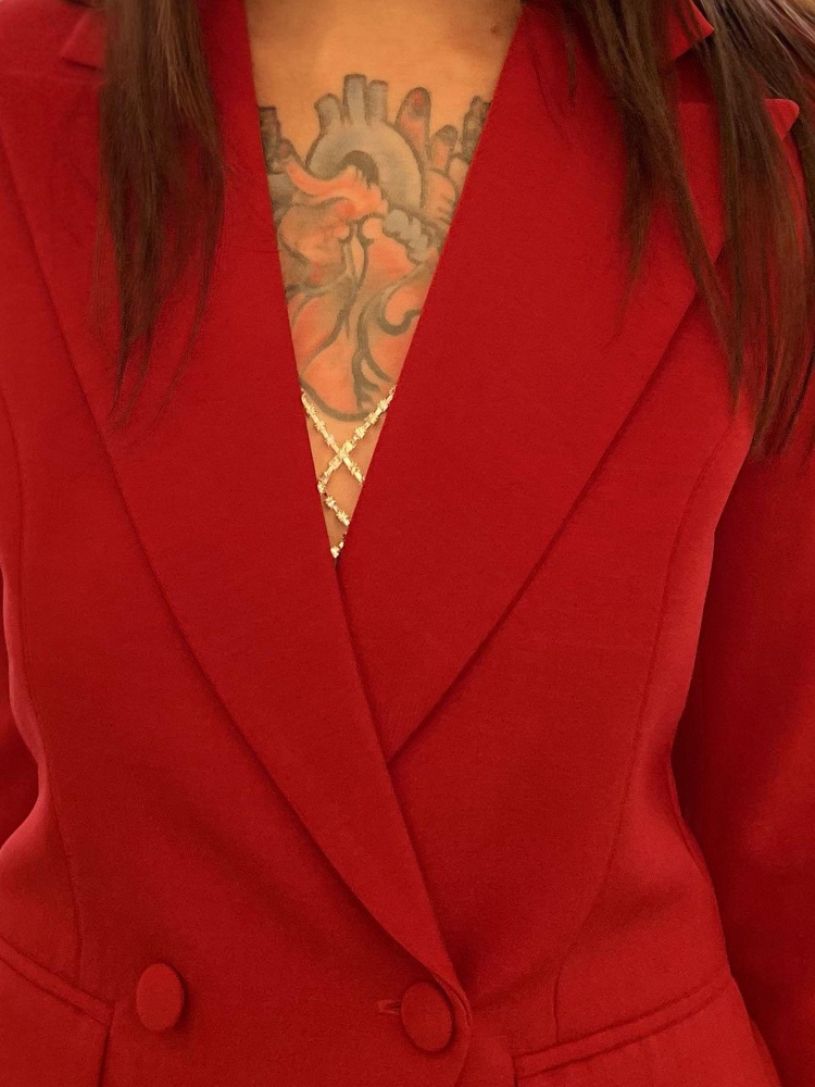 Красивый и эффектный аксессуар, с которым сложно остаться незамеченной. Пришёл плохо запакованным в пакет и, к сожалению, порванным в нескольких местах. К счастью, у меня получилось его скрепить. Камни небольшие, легко вываливаются. Также не продумана цепочка, на которую украшение застёгивается на спинке, т.к. цепочка очень длинная и просто болтается вдоль тела. Я закрепила её вокруг.