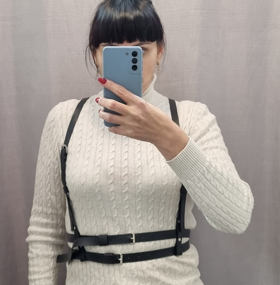 Топорщится на спине... и сыпется, остаётся на одежде чёрные катышки... отказ