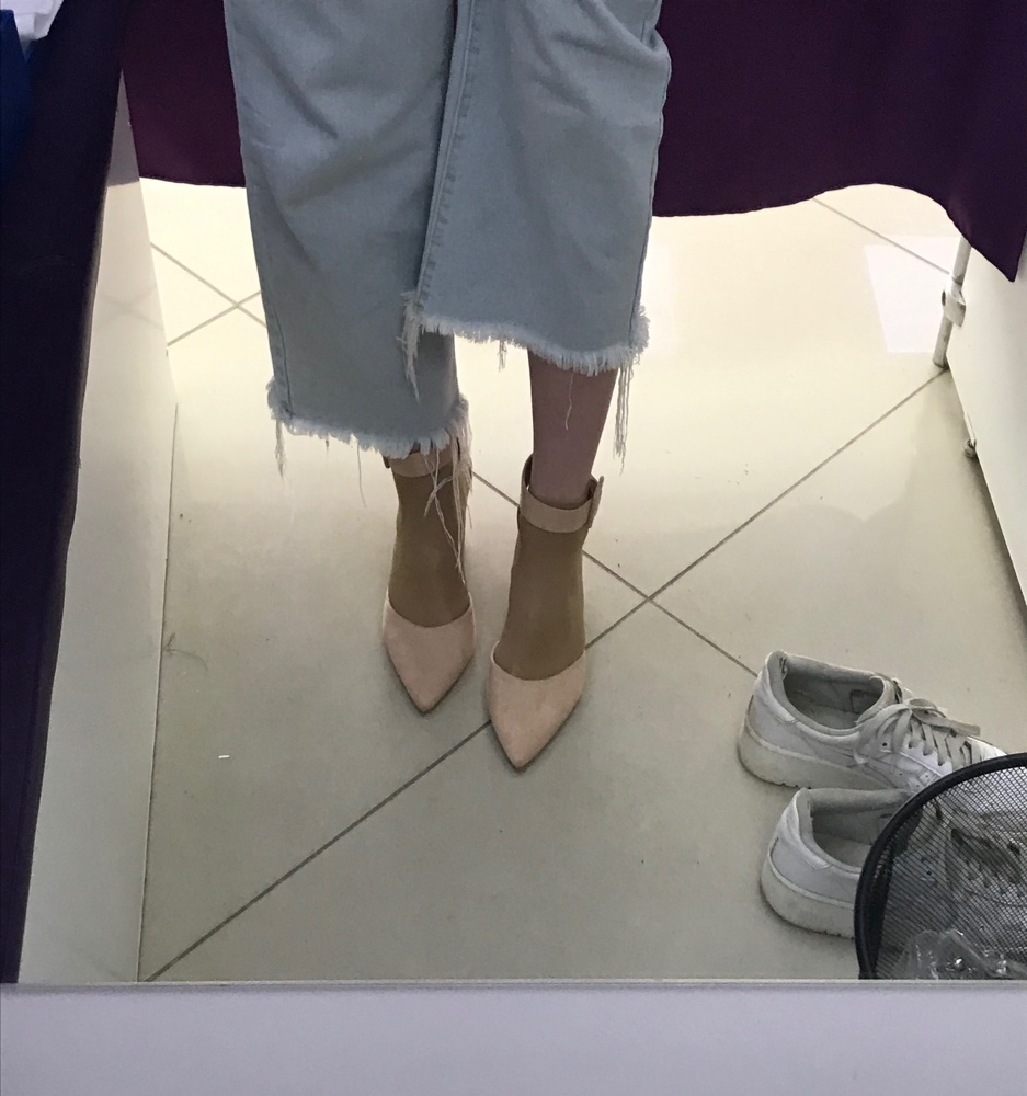 По длине идеальное попадание в размер, но довольно широкие, поэтому девочки с такой же узкой ногой, как я, будьте внимательны. Туфли отличного качества и очень удобные, материал приятный.