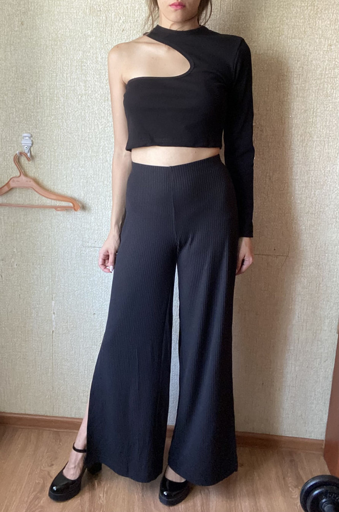 Брюки классные! Ткань очень приятная к телу. В них легко и не жарко. Однако я огорчилась что цвет у них не совсем чёрный и с многим верхом они не сочетаются по цвету