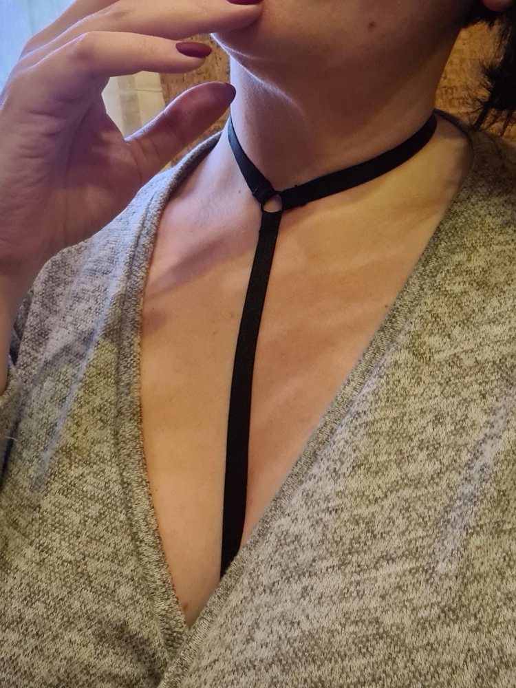 Сделана из лямок для бюстгалтера))) поэтому поверх одежды не рискну надеть, а для интимного варианта очень хорошо. Длина везде регулируется, удобно!