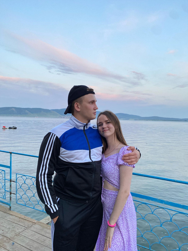 Брала м,хотя всегда ношу xs.Сел идеально ,и топ и юбка.Единственное смущают молнии,очень туго застёгиваются.Цвет соответсвует картинке.