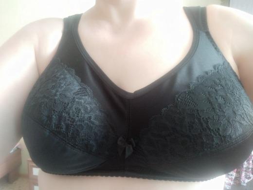 Бюстгалтер хороший, мягкий, приятный к телу. Но не угадала с размером. Брала 90D, чашка большевата оказалась. Буду  пробовать ещё брать на 90С другой расцветки. Этот решила оставить,  под одеждой не критично для меня