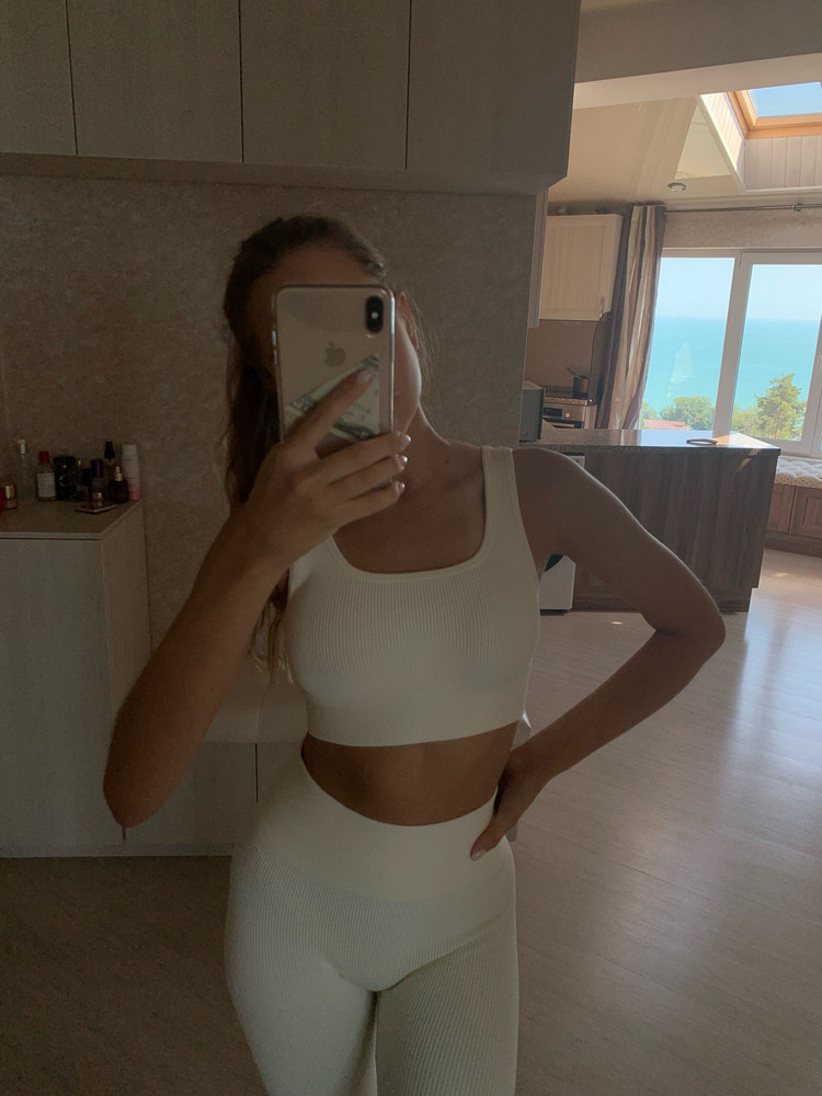 Очень классный топ, уверенна, в носке будет очень удобный☺️ на свой 0-1 размер, взяла s, чтобы не сильно сдавливал, и не прогадала🤍 однозначно рекомендую🫶🏼