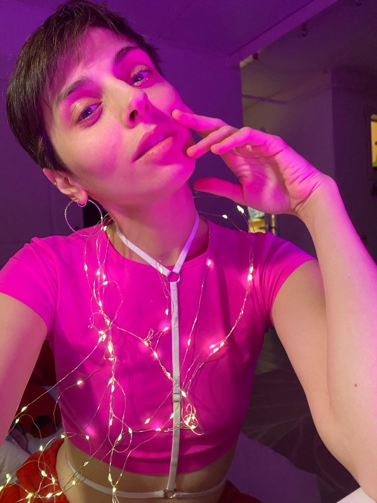 Легко надевать и регулировать. Приятная штучка с одеждой и без ;)