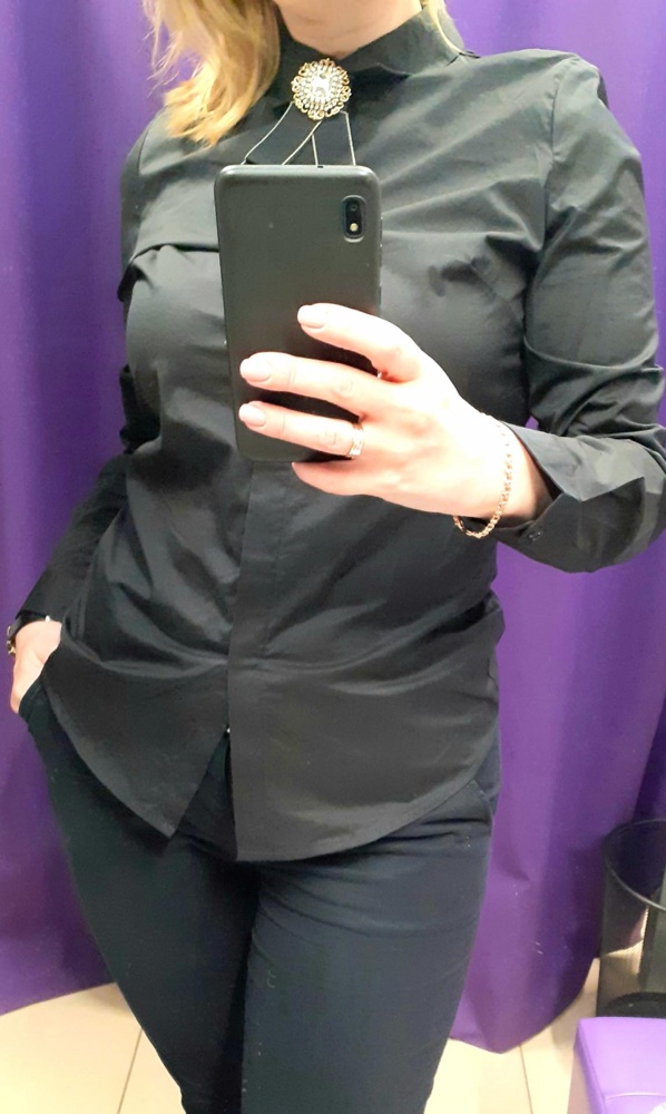 Славная рубашка, к ней взяла вот такую брошь смотрится хорошо.  Идет в размер.  Приталенная. Вообщем мне понравилась!