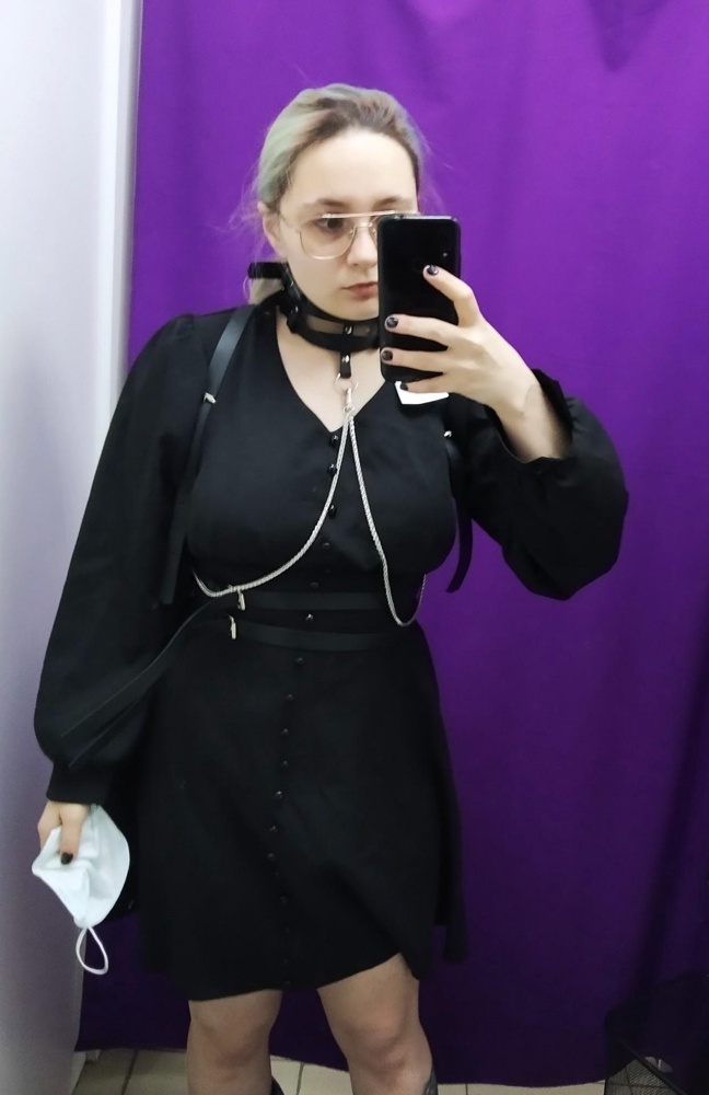 штука конечно симпатичная, но что-то напутали по упаковке — биркой были связаны вещи, так, что померить нормально не вышло бы, а в пункте срезать бирку беспроблемно не разрешиои. пришлось забирать и срезать бирку. забрать, конечно, забрала, но вариант для меня не лучший, мб подобрала бы что-то другое