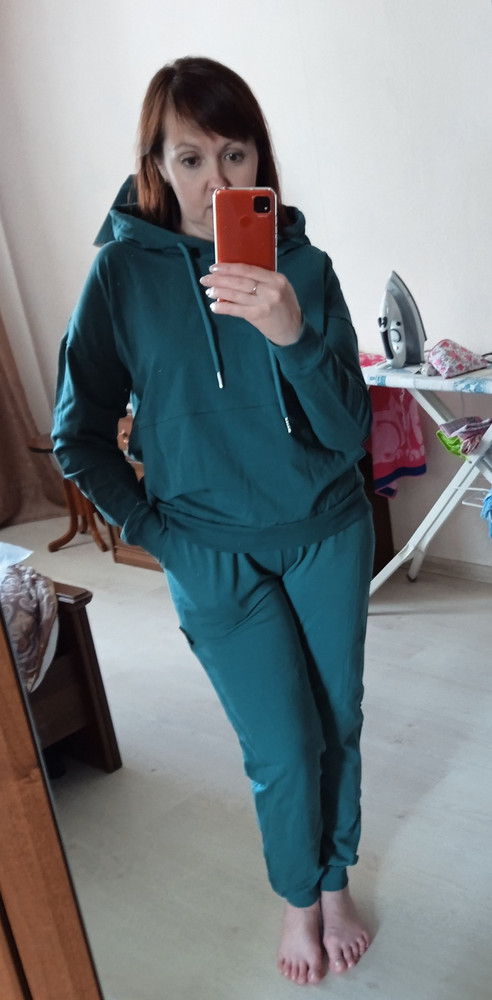Костюм отличный. Брала зелёный, цвет как на фото. Только худи чуть чуть потемнее кажется, чем штаны. Посадка хорошая. Ткань реально есть хлопок, приятная к телу. Размер соответствует. Мне понравился.