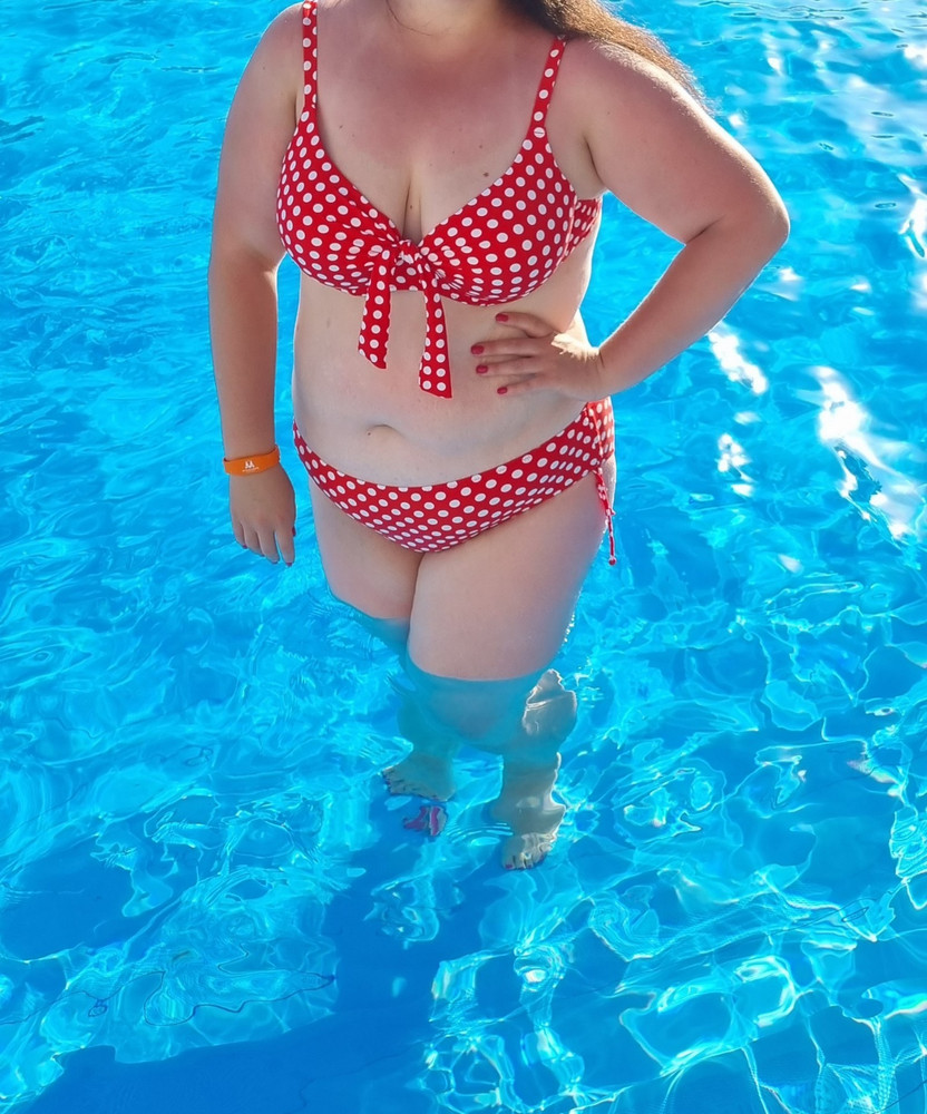 Купальник классный !!! Для большого размера , мелковатые плавки были. Но не критично. Мне очень понравился