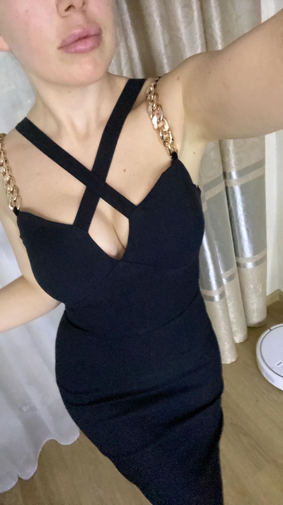 А мне понравилось платье. Село идеально. Размер в размер. На рост 156 закрывает коленку. Нитки не торчат. Цепочки пластиковые (металл был бы не комфортен), не потертые. Конечно не бандажное оно, но и мне нечего корректировать 