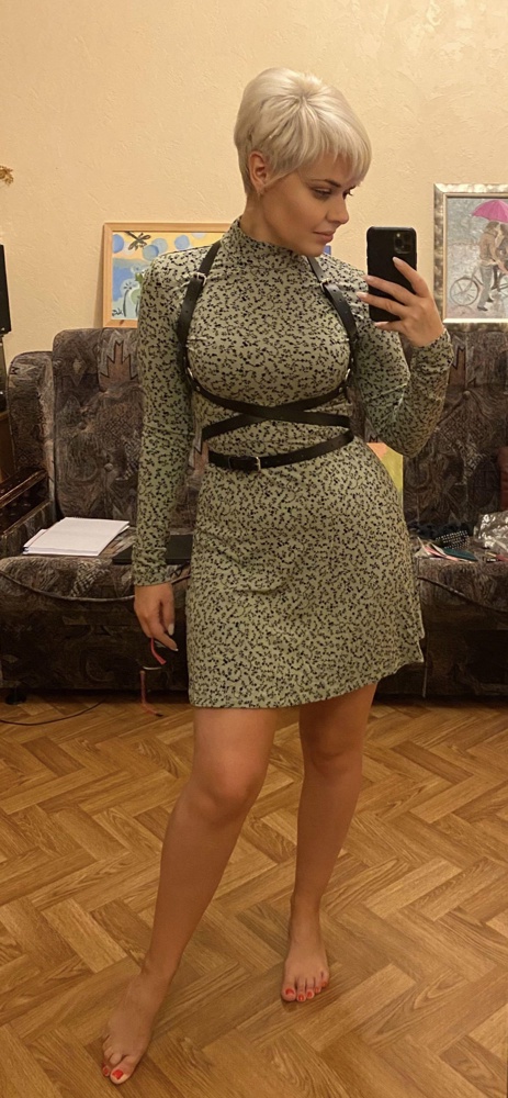 Портупея очень понравилась. Кожаная она или нет - это мне совершенно не важно) смотрится здорово, платье приобрело совершенно другой вид, я довольна. 