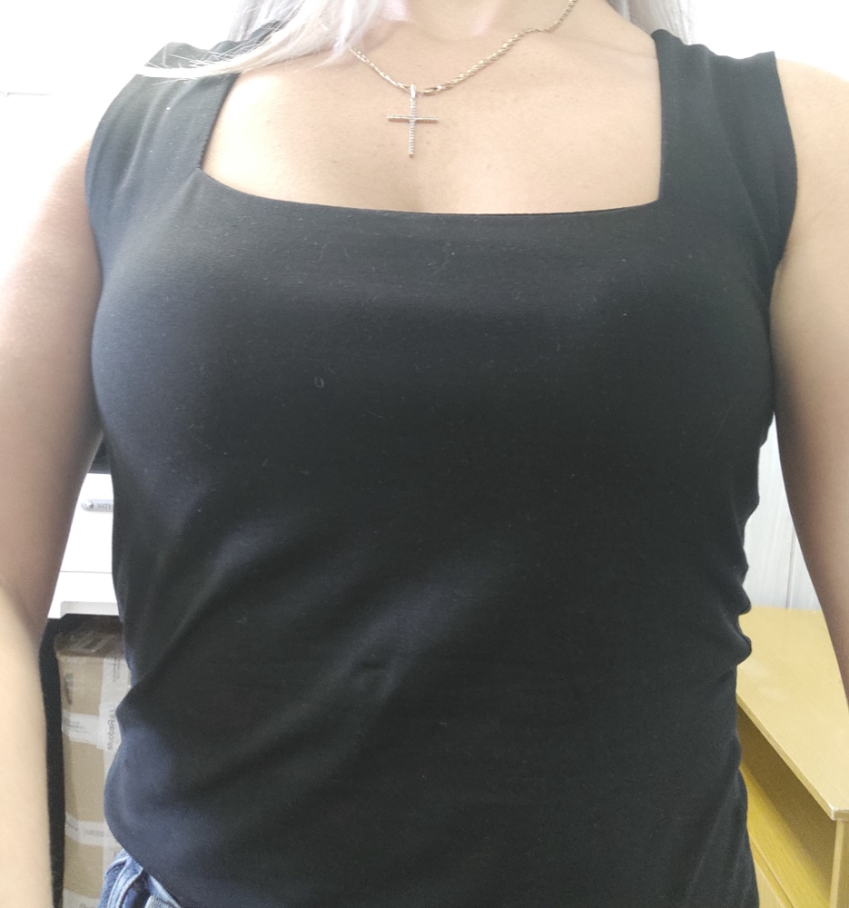 Отличная майка, качество на высоте, все аккуратно сшито, удобная ,на параметры ОГ 89, ОТ 70 размер s  идеально. В районе груди дополнительно пришита подкладка .Ткань плотная ,непросвечивает. Цвет как на фото, оставила и синюю и черную. Рекомендую 100%.