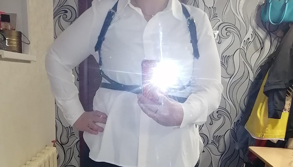 Огонь! Я 50 размера, мне маловат. Но, ради этой партупеи буду худеть. Кожа 100%.стильная штучка!