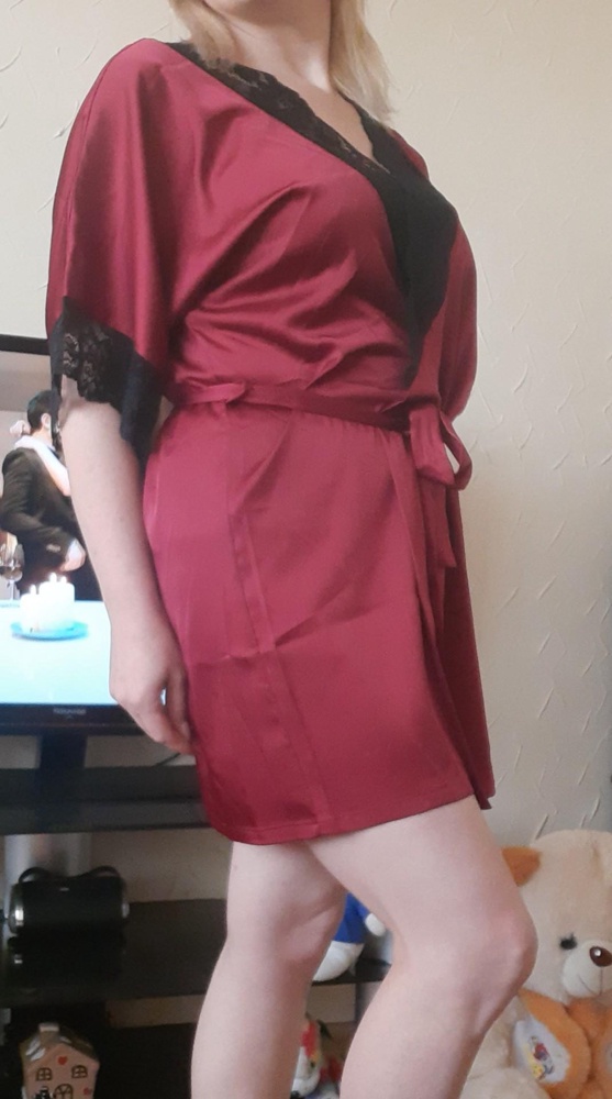 Халатик очень красивый, мне очень понравилась, размер подошёл, цвет, качество всё ок, довольно, спасибо