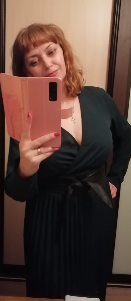 Товаром очень довольна! Этот кушак хотела купить на озоне, но пока собралась, то разобрали. А здесь он на рубля 2дешевле даже. Брала под определённое платье, очень хорошо смотрится. Единственный минус -думаю, поправимый-запах.