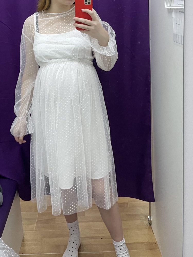 Платье заказала для росписи в загсе, очень долго думала какой взять размер! Так как я в положении, выбор в одежде заметно ограничен, но это платье подошло идеально, и в жизни оно выглядит еще лучше чем на фото😍 брала 46 размер, учитывая что до беременности носила xs-s. Животик в обхвате 94-96 см(если кому пригодится), платье по размеру мне подошло отлично, так что беременяшкам на заметку) само платье по качеству понравилось, для груди есть дополнительный слой из ткани, правда нижнее платье немного просвечивает белье (что не страшно, тк верхняя сетка все перекрывает). В комплекте идет белый пояс, но мне он не пригодится. Заказом осталась довольна)))