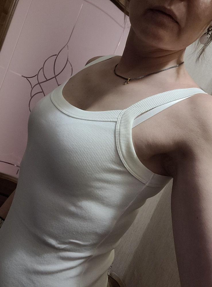 Маечка супер! Обратите внимание, цвет молочный, слоновая кость, не кипельно белая.