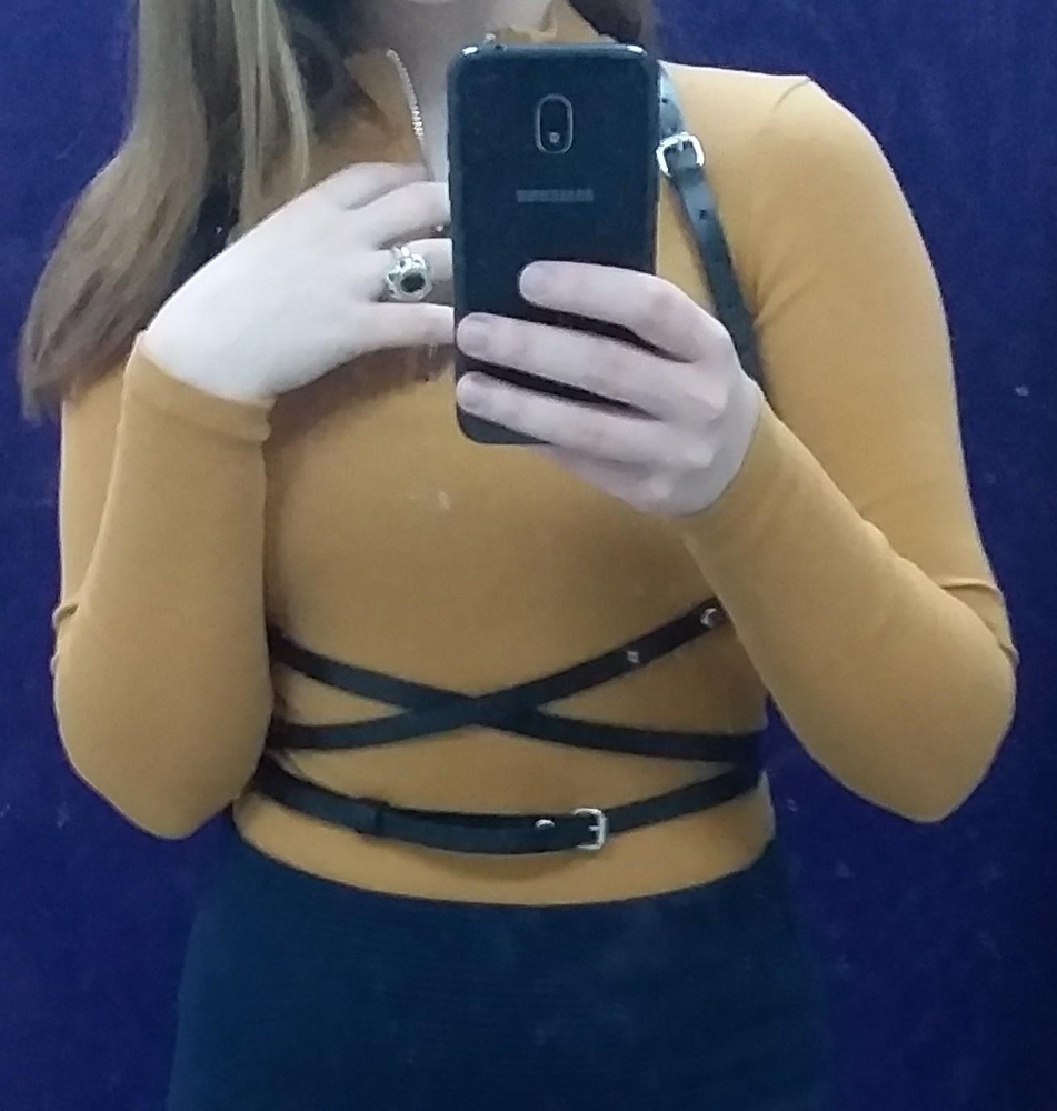 Шикарная портупея, размер ренулируется, кожа обработаная. Сделана очень качественно, средней жесткости. На мой 44 идеально подошла.  Имеет сильный и едкий характерный запах кожи, но его лекго устранить