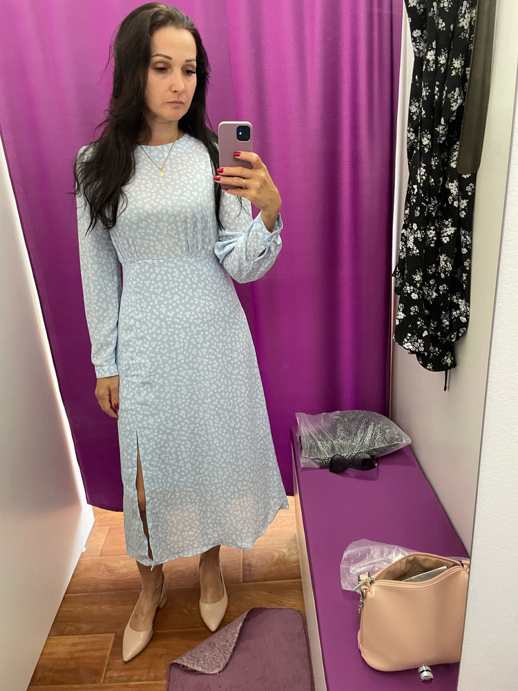 Красивое! Увидела на коллеге и влюбилась в это платье! Я взяла 46 размер, ношу верх -44, низ - 46. Мне немного свободно, но смотрится хорошо. 