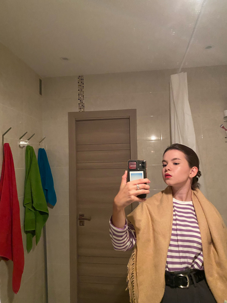 Хороший лонгслив. Своих денег стоит. Плотный, цвет соответствует заявленному. Учтите, размер оверсайз. Рекомендую к покупке!