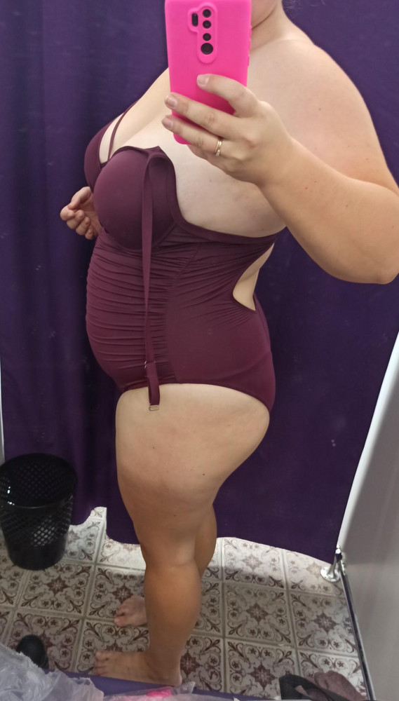 Как-то так. Грудь не на месте, сзади подвисания видны. Не взяла. А в целом отличный купальник. Мой размер 56-58. Рост 169см.