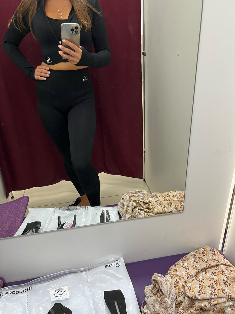 Заказала  размер S , лосины хорошо, верх немного маловат(грудь не большая), но размер М был бы большой однозначно. Качество отличное, все как на фото, сидит хорошо, резинка утягивает живот, думаю сползать не будут 