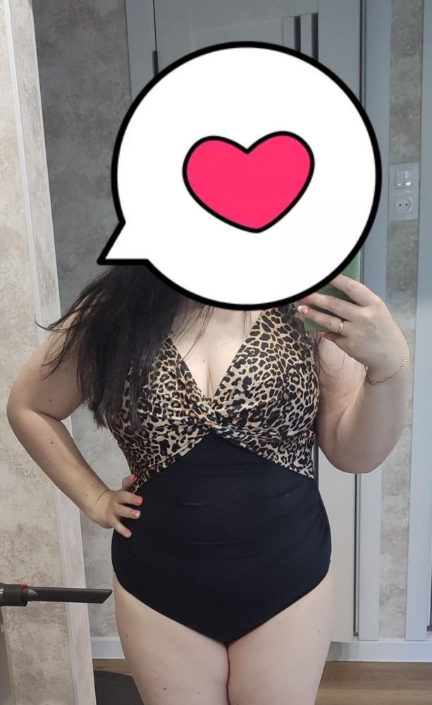 Сел отлично! Грудь 3-4 размера поместилась изумительно)) 
В жизни ножу 52 размер, по отзывам брала 48. Действительно большемерка, больше и не нужно. Я довольна.