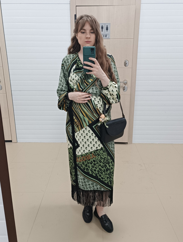 Платье отлично подошло, заказывала на размер больше, так как беременна) талия на резинке, есть поясок, ничего не давило, в груди свободно.