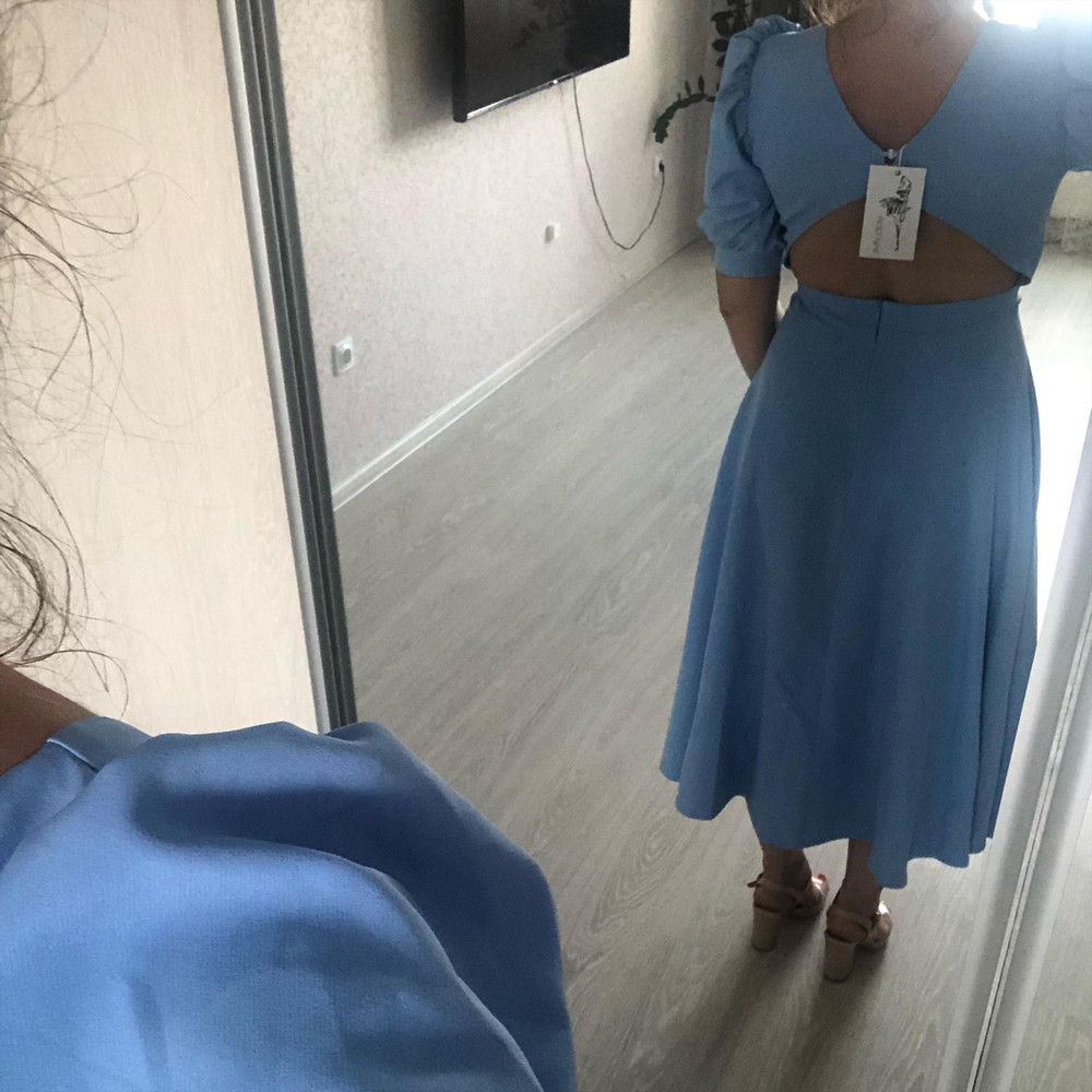 Платье огонь, безумно красивый цвет ! Но маломерит ( особенно у кого широкие руки - рукава давят тык в притык прям больно ! К сожалению мне пришлось вернуть , так как давит талия и рукав ((( очень хочется 46 в голубом цвете 🙏☹️😕